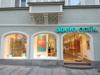 Das Bild zeigt den Eingang unserer Filiale in Ingolstadt in der Theresienstraße.
